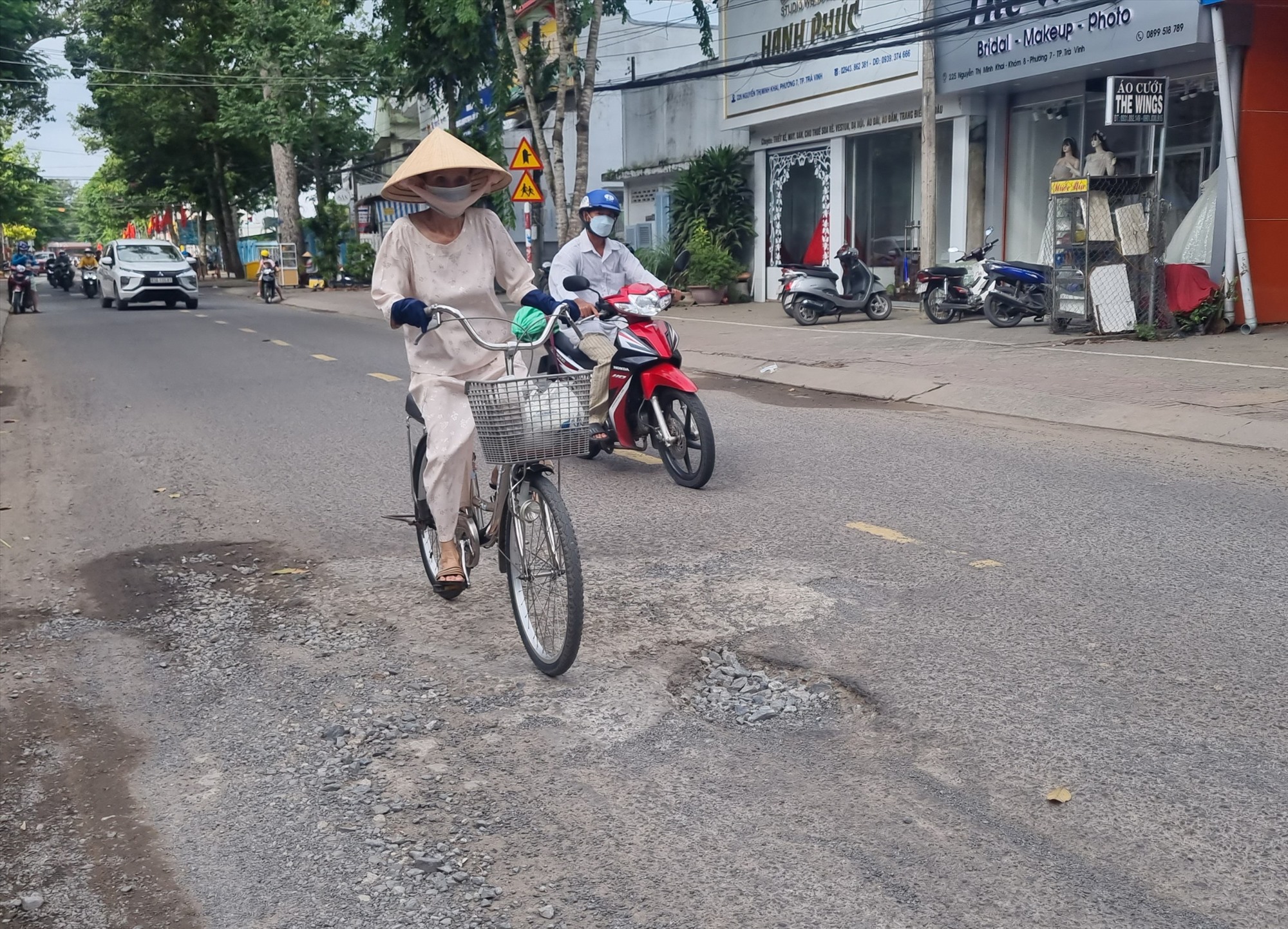 Đường nội ô TP Trà Vinh xuất hiện nhiều điểm sụp lún do mặt đường nằm trên hệ thống cống thoát nước. Ảnh: Hoàng Lộc