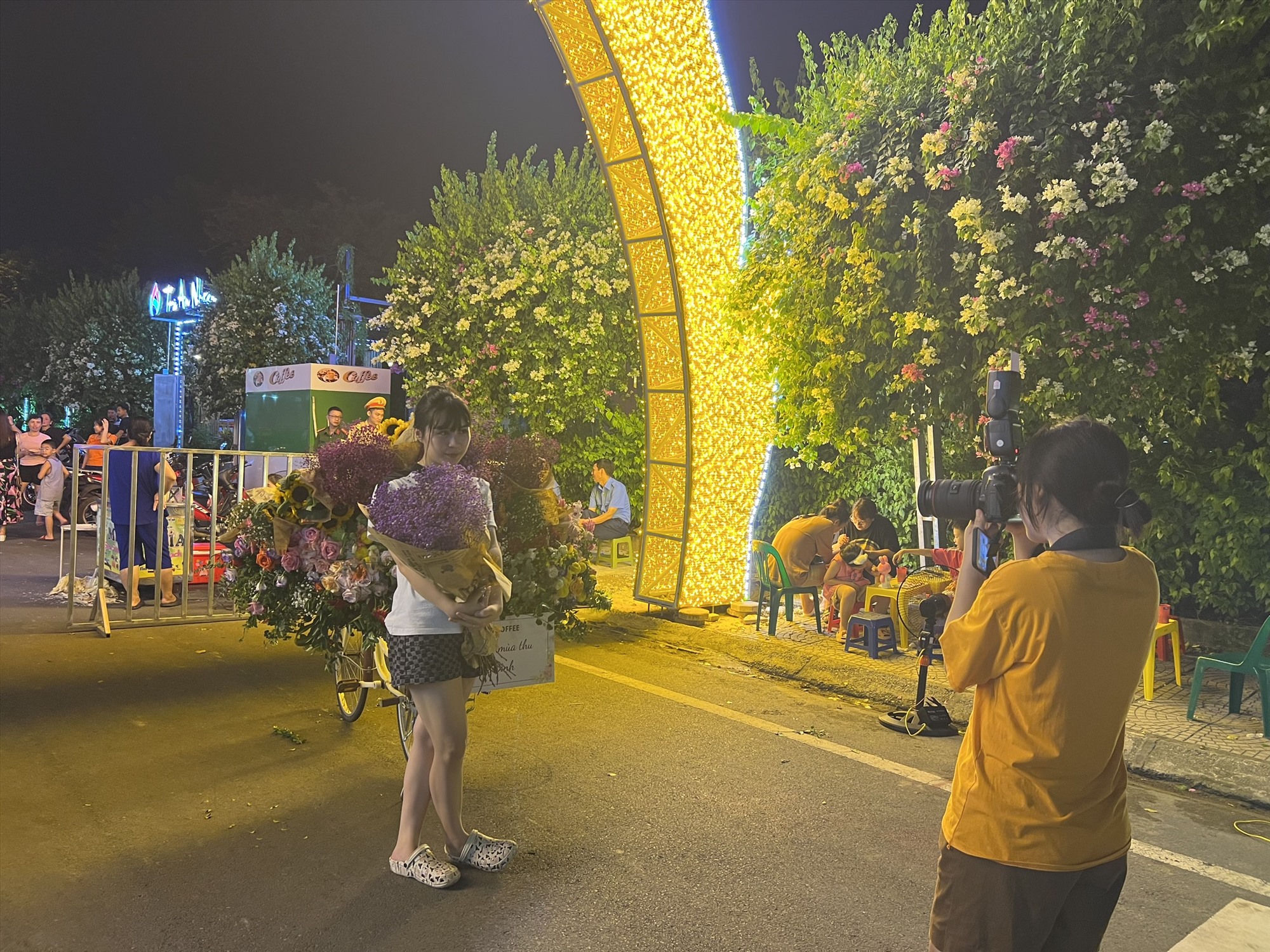 Người dân chụp ảnh lưu niệm tại phố đi bộ đầu tiên của tỉnh Hòa Bình.
