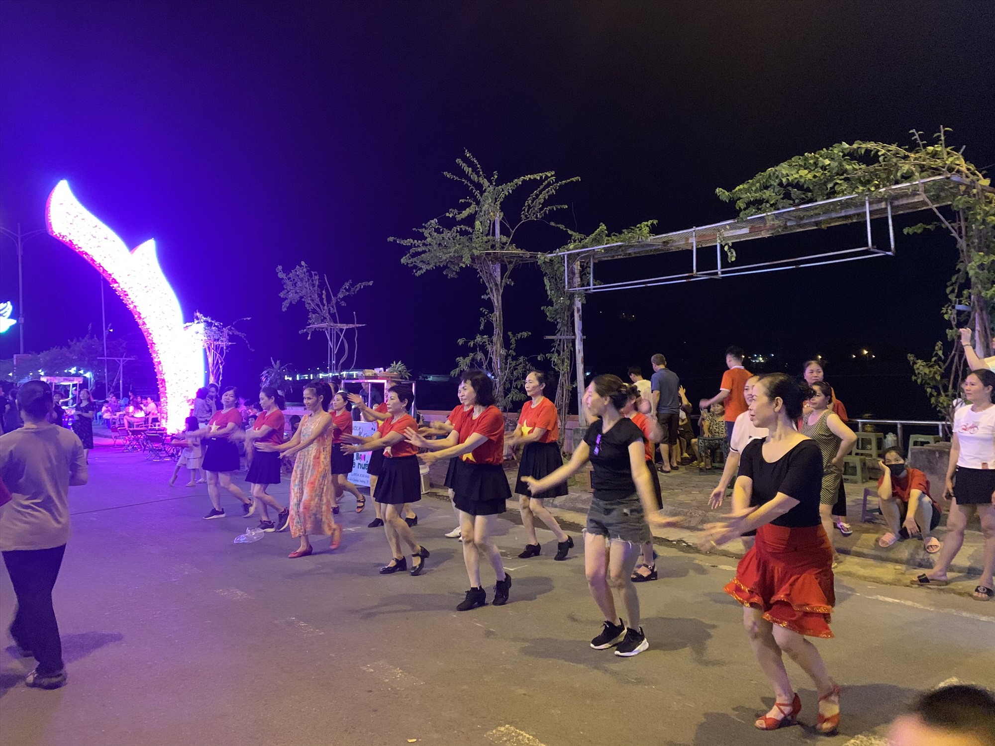 Hàng nghìn người đổ về phố đi bộ đầu tiên ở Hòa Bình