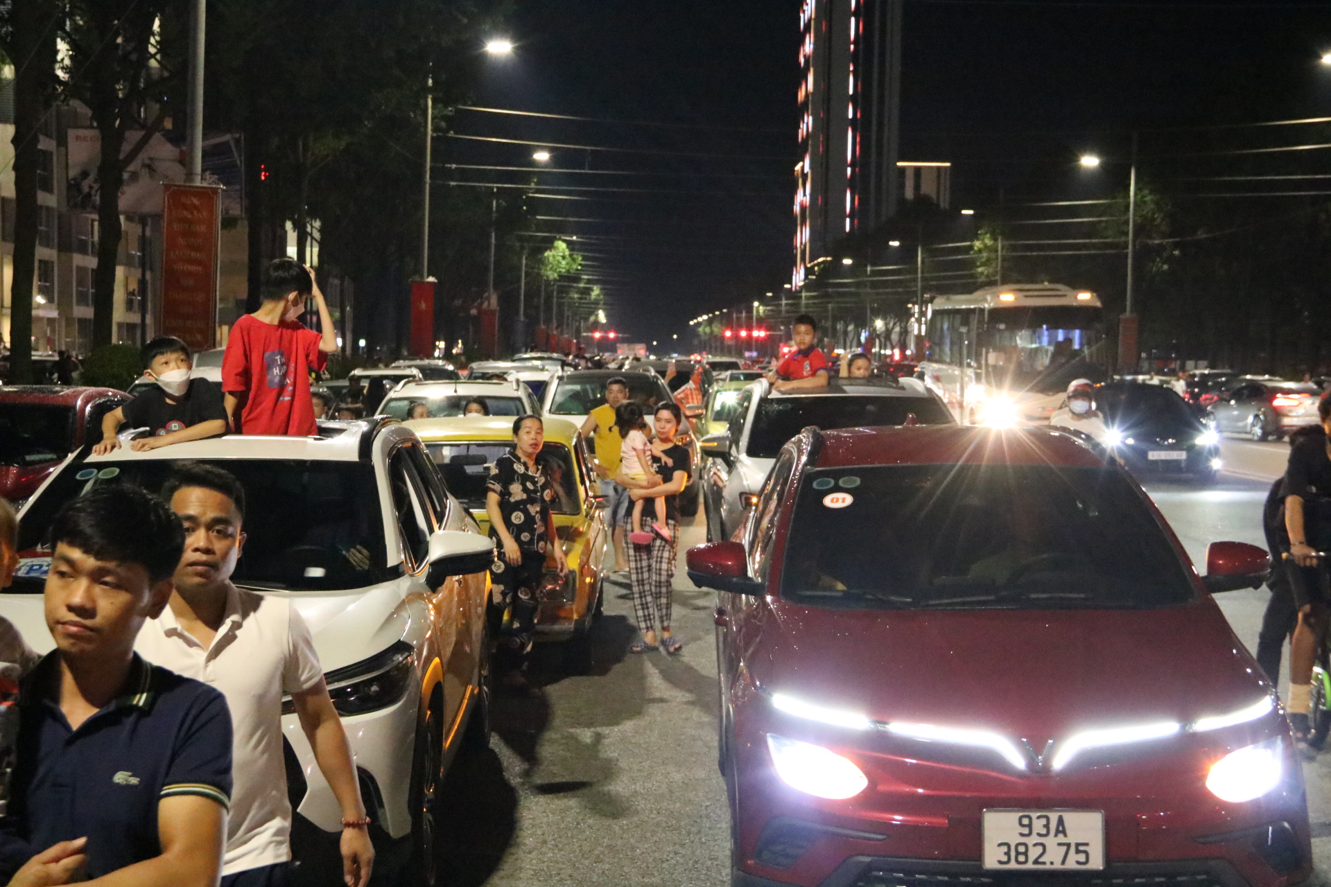 Các phương tiện nối đuôi nhau nhích từng chút một.