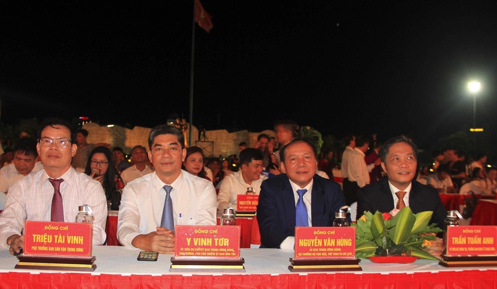 Ông Trần Tuấn Anh (bìa phải) tại lễ khai mạc. Ảnh: Văn Hiếu.