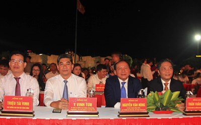 Ông Trần Tuấn Anh (bìa phải) tại lễ khai mạc. Ảnh: Văn Hiếu.