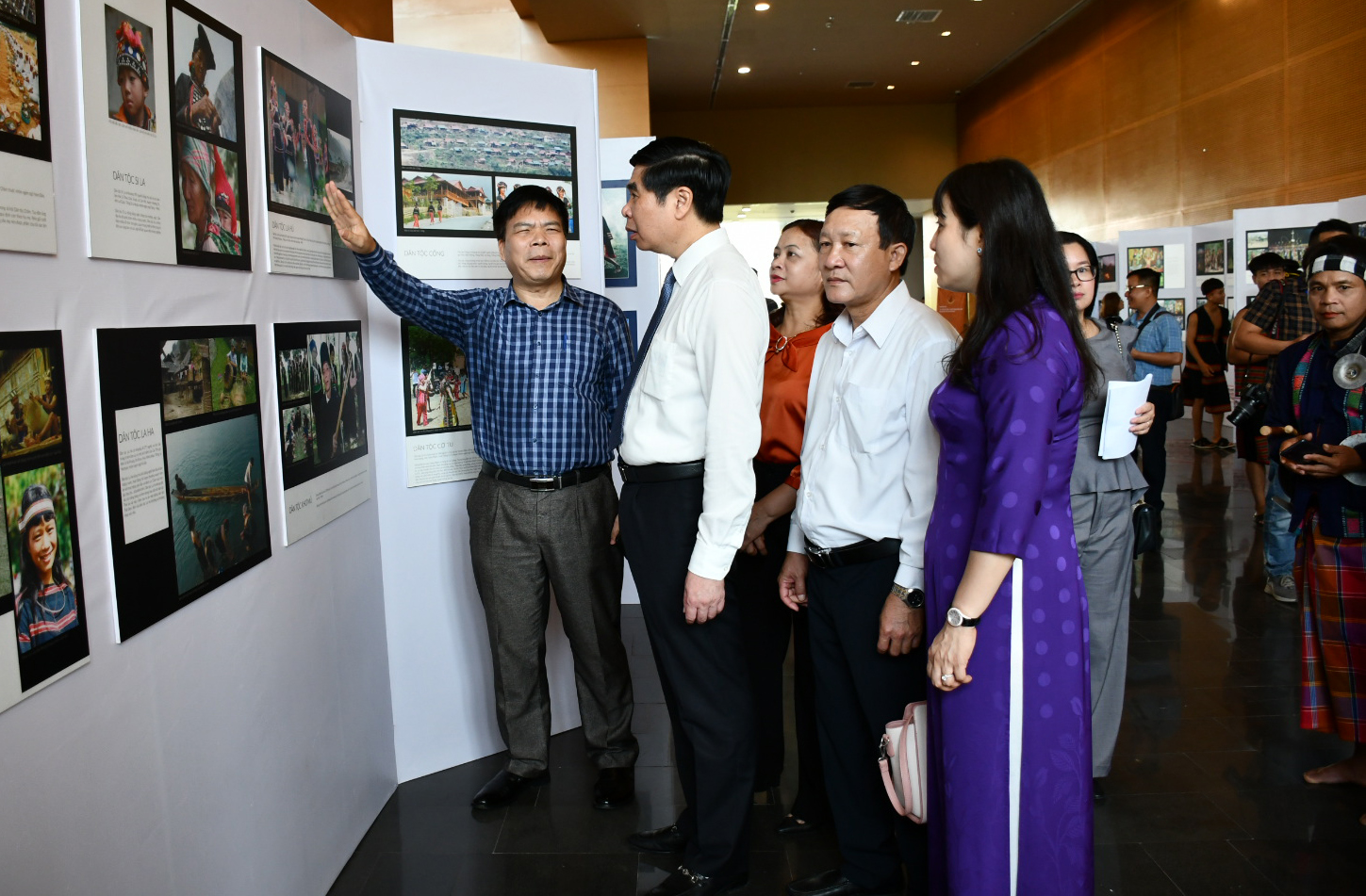 Trưởng Ban Tổ chức Ngày hội, Phó Chủ tịch UBND tỉnh Bình Định Lâm Hải Giang (thứ hai từ trái sang) thăm gian trưng bày 54 dân tộc qua góc nhìn văn hóa. Ảnh: Xuân Nhàn