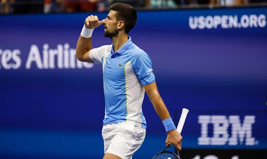 Novak Djokovic "nhấc máy" gọi sau khi thắng Ben Shelton tại bán kết Mỹ mở rộng 2023. Ảnh: US Open
