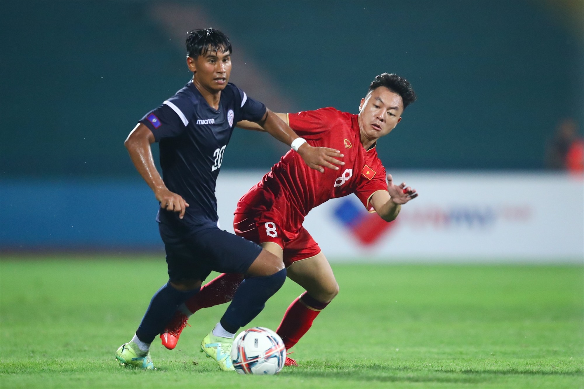 U23 Việt Nam (áo đỏ) cần thận trọng cao độ trước U23 Yemen. Ảnh: Minh Dân
