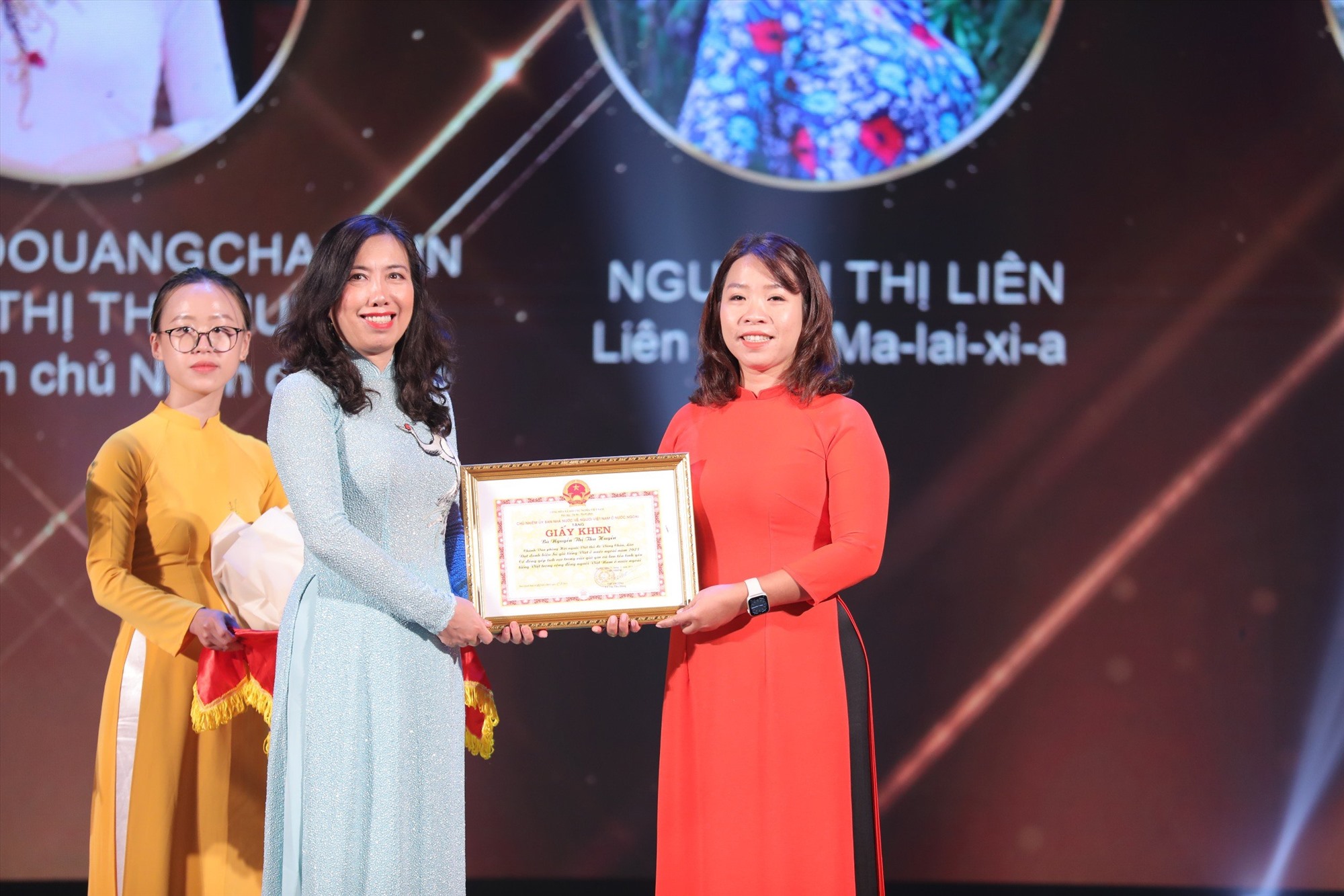 Thứ trưởng Bộ Ngoại giao, Chủ nhiệm Ủy ban Nhà nước về người Việt Nam ở nước ngoài Lê Thị Thu Hằng trao Giấy khen cho Sứ giả tiếng Việt Nguyễn Thị Thu Huyền (Lào). Ảnh: BNG