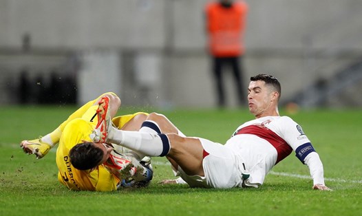 Pha ham bóng của Cristiano Ronaldo với thủ môn Martin Dubravka của Slovakia. Ảnh: UEFA