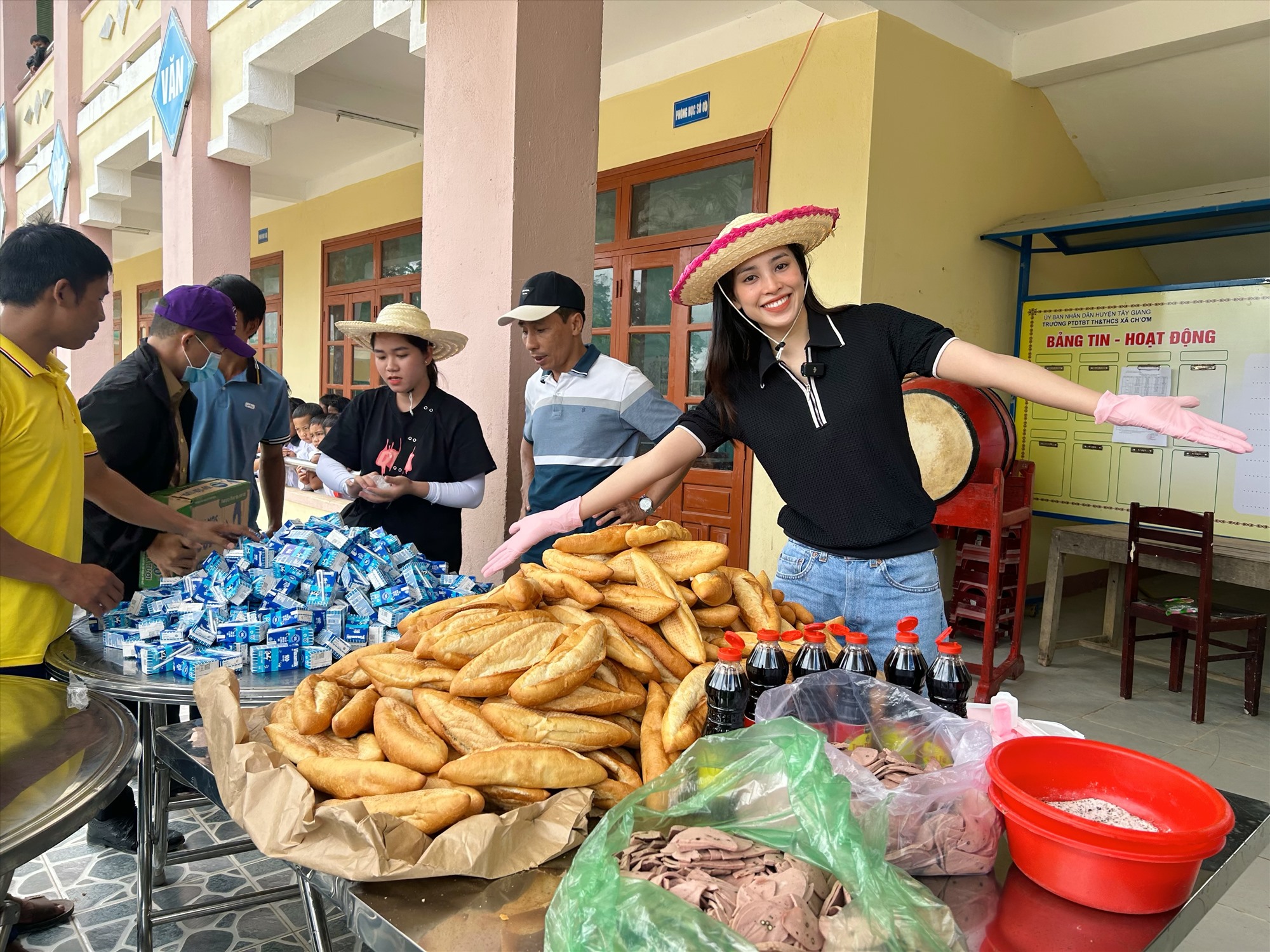 Hoa hậu Tiểu Vy mang 500 ổ bánh mì tặng trẻ em vùng sâu vùng xa. Ảnh: Nhân vật cung cấp. 