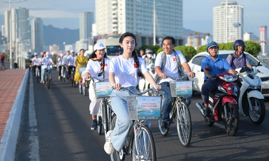 Chương trình đạp xe tuyên truyền bảo vệ môi trường tại TP Nha Trang thu hút nhiều người nổi tiếng tham gia. Ảnh: Hữu Long