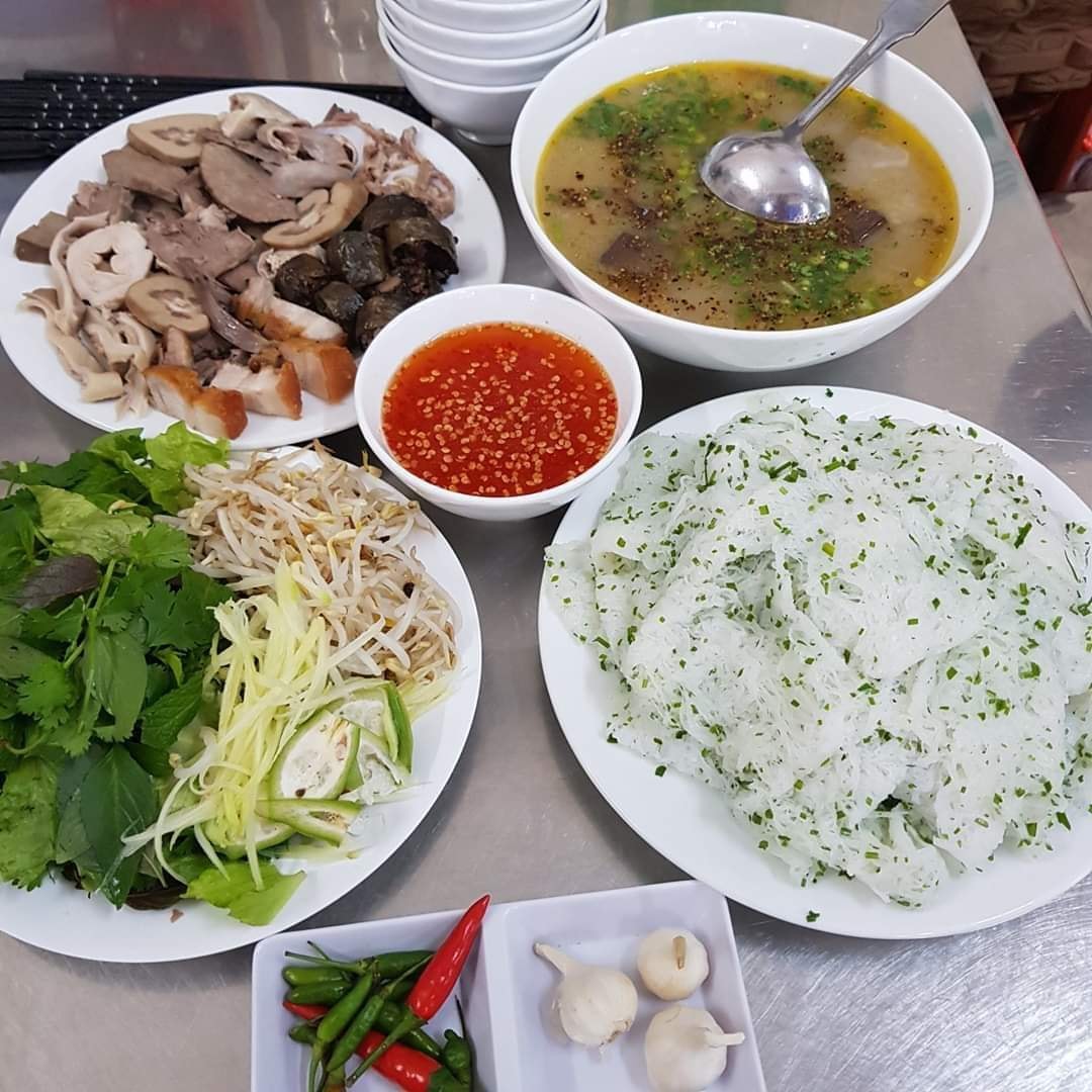 Món ăn vừa quen cũng lại vừa lạ. Ảnh: Bánh hỏi cháo lòng Hồng Thanh