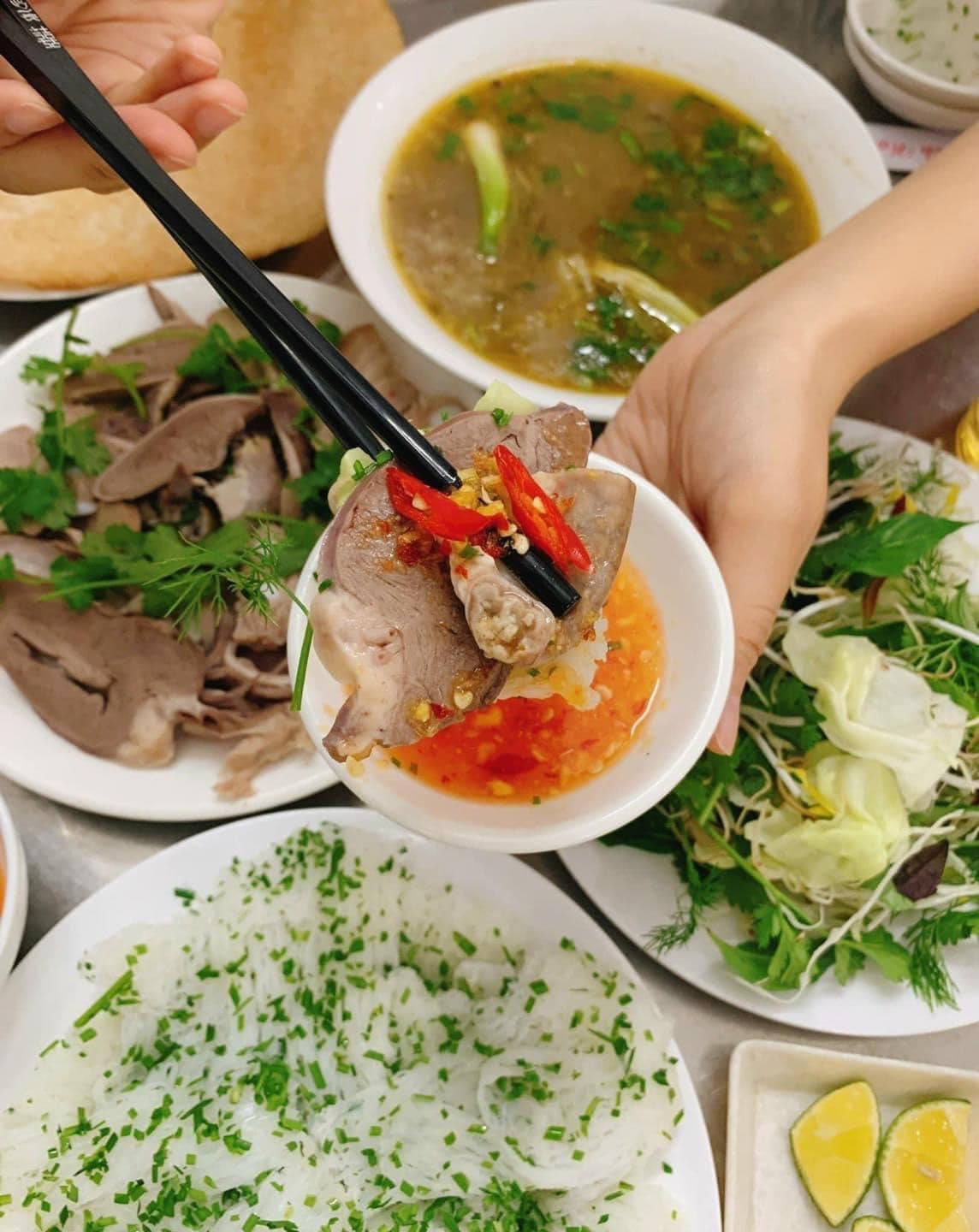 Đĩa lòng đầy ắp topping, thực khách có thể gọi theo sở thích. Ảnh: Bánh hỏi cháo lòng Bình Định