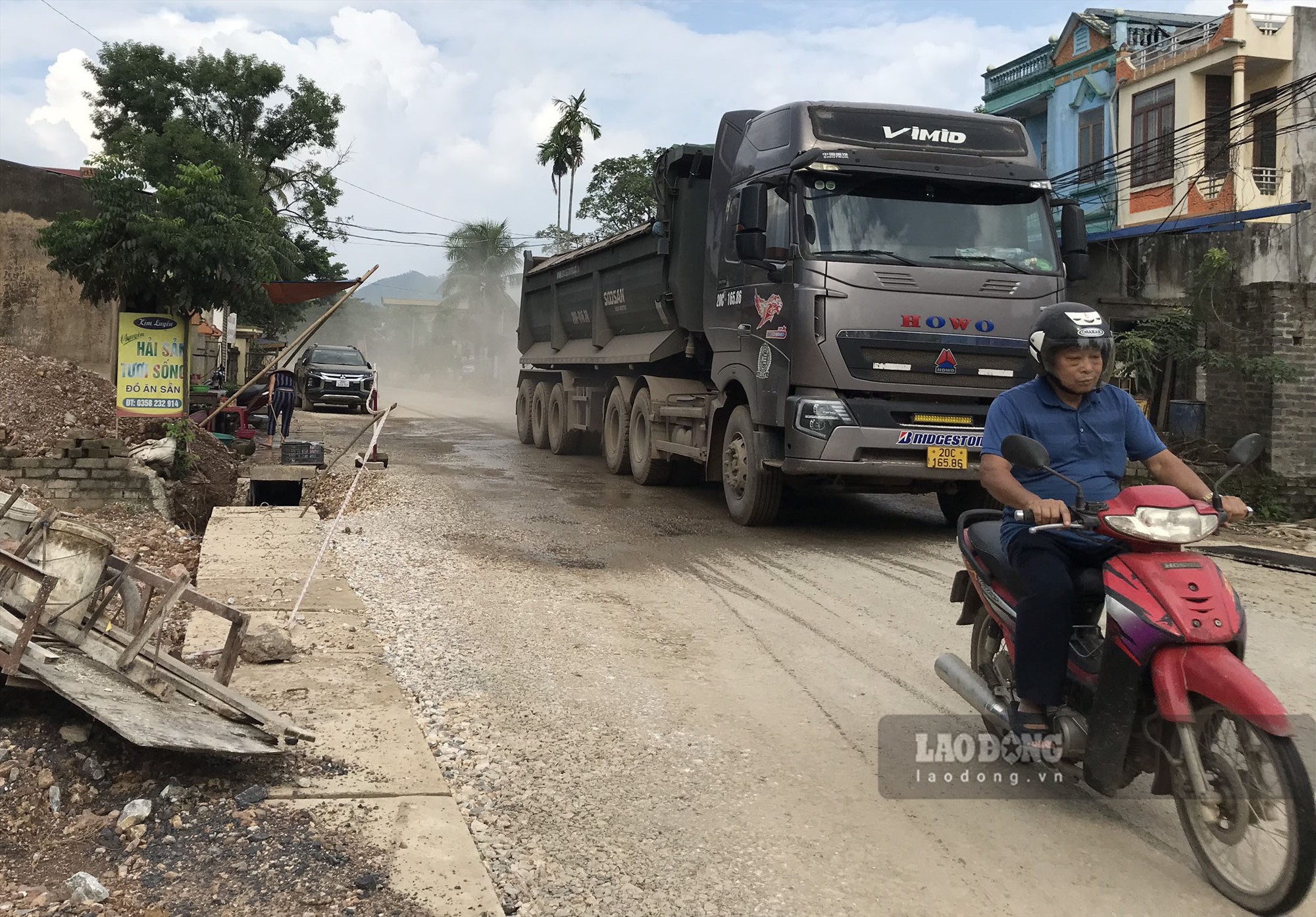 Đoạn đường liên xóm thuộc xã Linh Sơn bị xuống cấp nghiêm trọng do xe tải trọng lớn đi qua. Ảnh: Việt Bắc.
