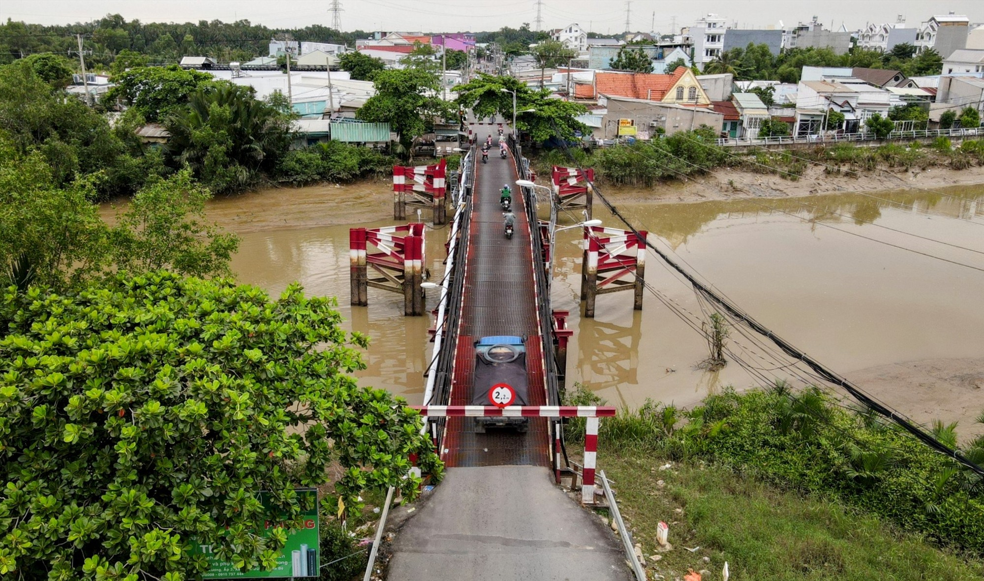 Tuy nhiên, trên đường Lê Văn Lương vẫn còn 3 cây cầu sắt xây trước năm 1975 hiện đã xuống cấp nặng, có nguy cơ sập bất cứ lúc nào. Trong ảnh là cầu  Rạch Tôm tuy đã xuống cấp nhưng vẫn thường xuyên phải chịu mật độ phương tiện cao trong đó có cả những xe tải.