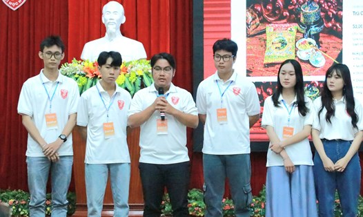 Nhóm tác giả trình bày dự án tại vòng bán kết. Ảnh: Nguyễn Luân.
