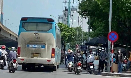 Cảnh sát giao thông Hà Nội xử lý phương tiện vi phạm giao thông qua tin báo từ người dân. Ảnh: CAHN