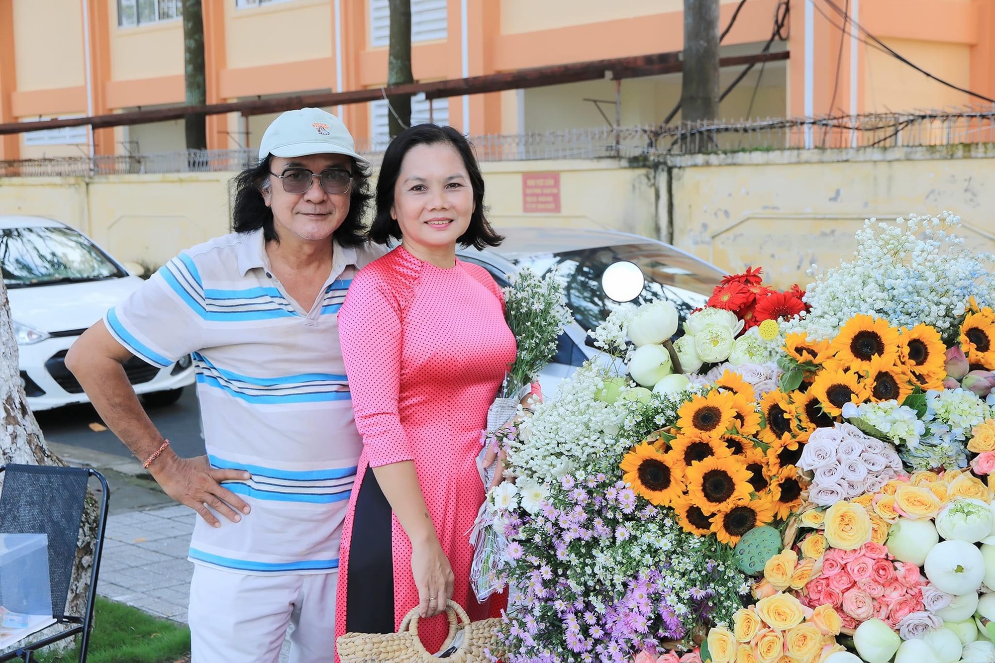 Cô Lê Thị Thuỳ Trang cùng chồng chụp những tấm hình kỉ niệm bên xe hoa. Ảnh: Nhân vật cung cấp