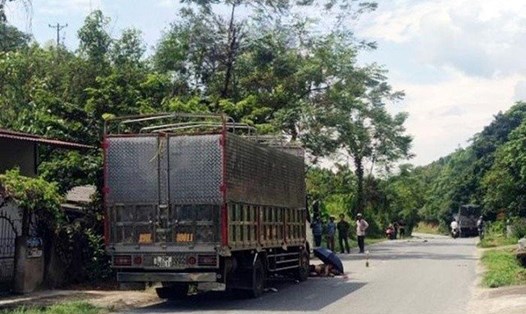 Hiện trường vụ va chạm giữa ôtô tải và xe máy khiến 2 người tử vong ở Lào Cai. Ảnh: NDCC
