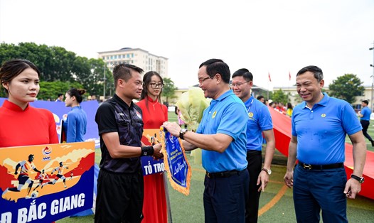Chủ tịch Tổng LĐLĐ Việt Nam Nguyễn Đình Khang tặng hoa, cờ lưu niệm cho các đội bóng tham dự giải. Ảnh: Nguyễn Thắng