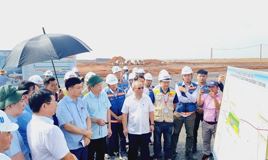 Ông Vũ Hồng Thanh - Chủ nhiệm Ủy ban Kinh tế Quốc hội dẫn đầu đoàn công tác kiểm tra tiến độ triển khai dự án sân bay Long Thành. Ảnh: Hà Anh Chiến