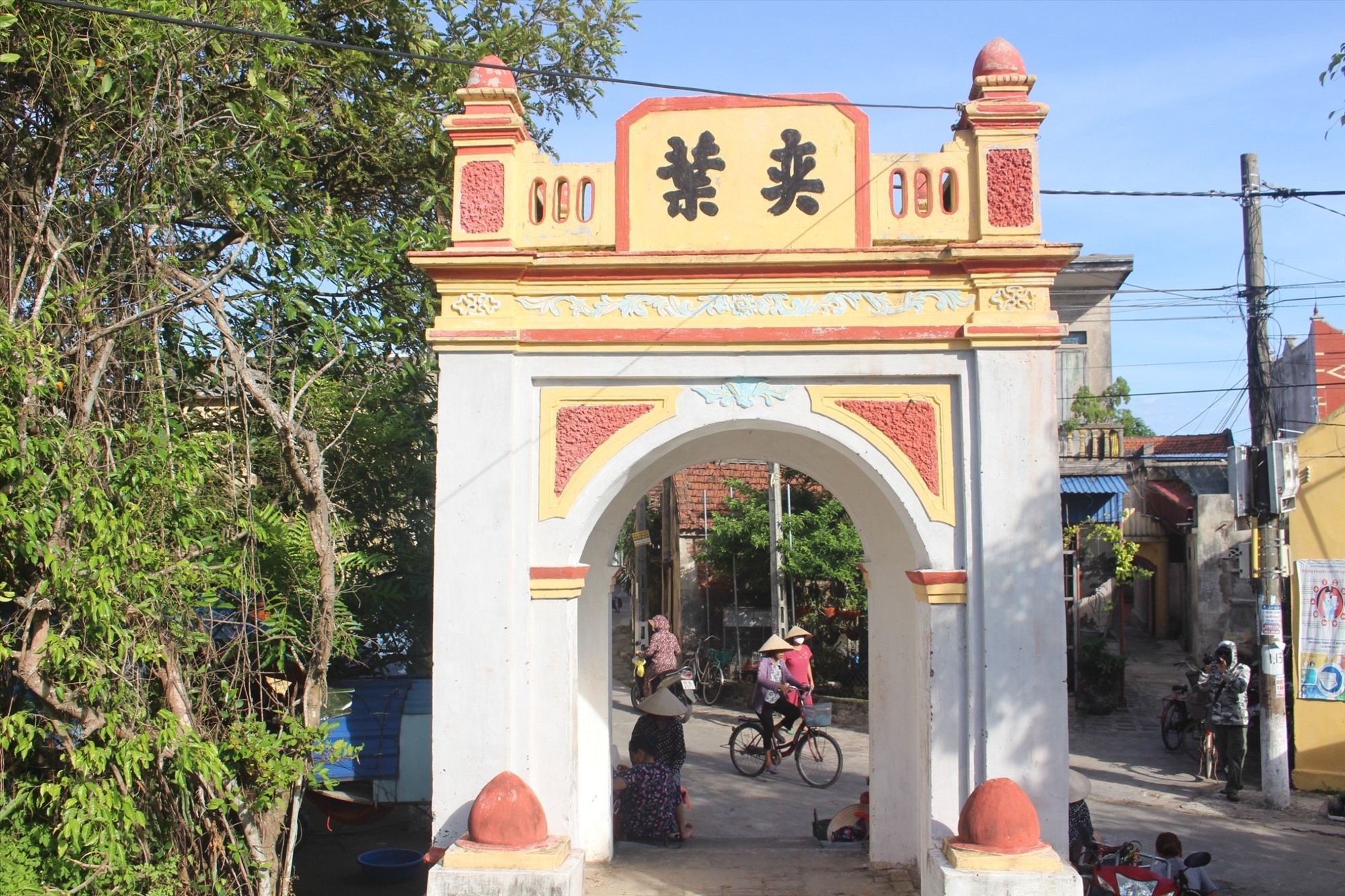 Cổng phía Nam làng cổ Dịch Diệp nối liền cây cầu cuốn bằng đá được xây dựng từ năm 1864.