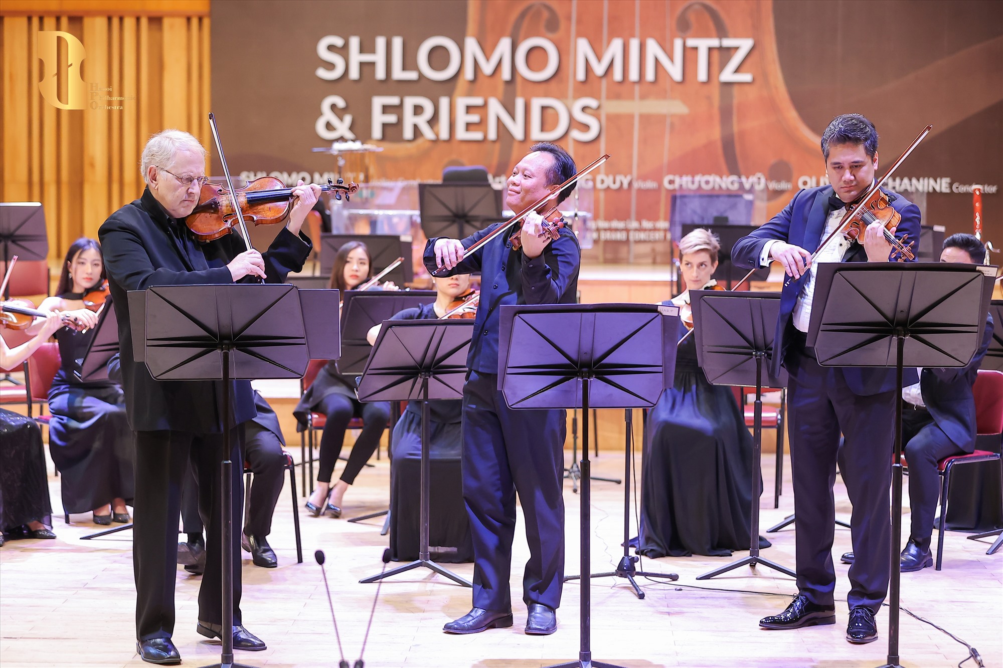 Huyền thoại Shlomo Mintz thăng hoa cùng hai nghệ sĩ violin nổi tiếng Việt Nam - Bùi Công Duy và Chương Vũ. Ảnh: BTC