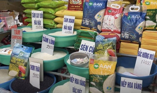 Giá gạo xuất khẩu giảm trong hai ngày nay, tuy nhiên, giá gạo trong nước vẫn cao. Ảnh: N.Cường