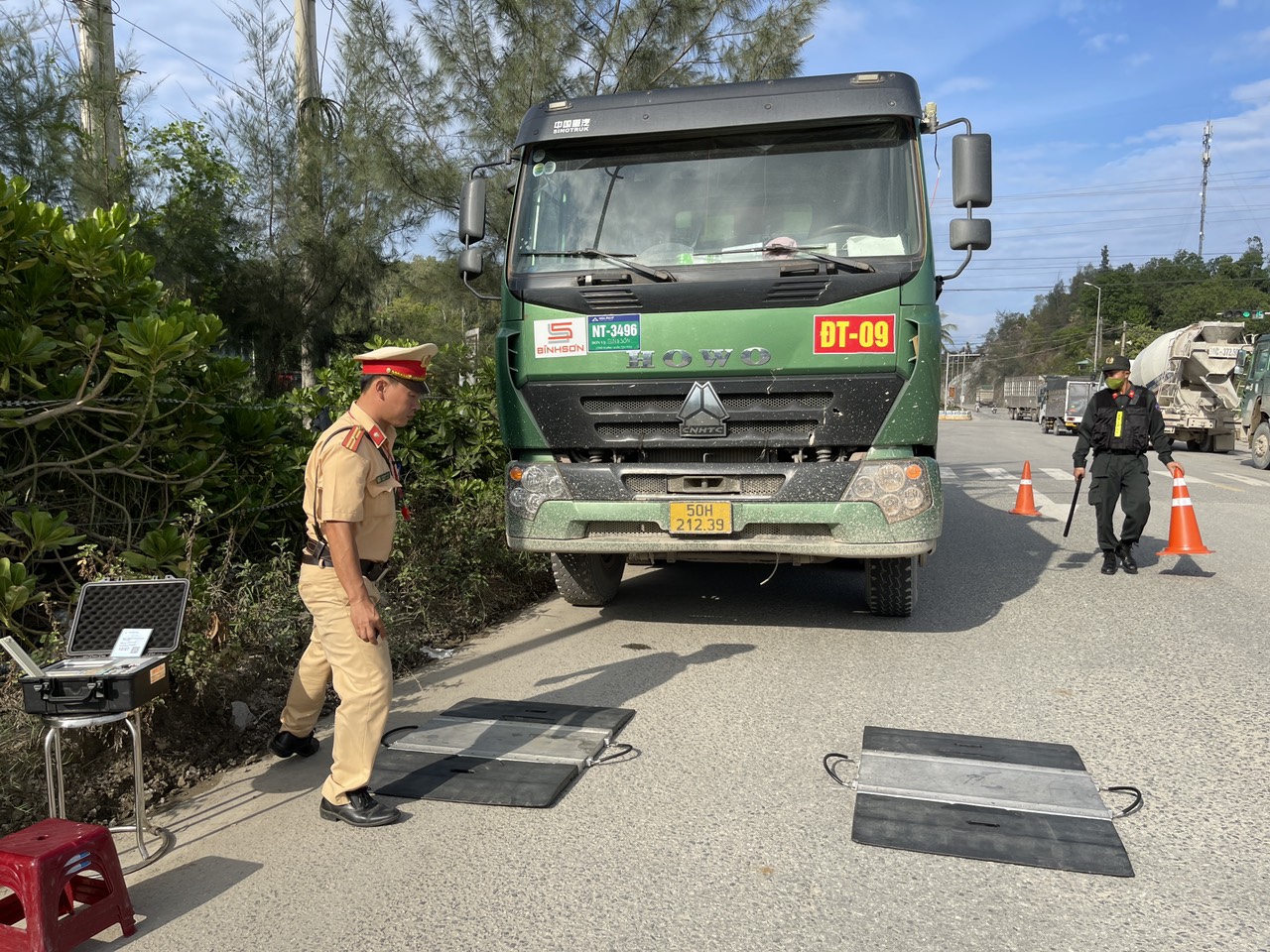 Cảnh sát giao thông cân tải trọng xe tải hoạt động ở Khu kinh tế Dung Quất. Ảnh: Ngọc Viên