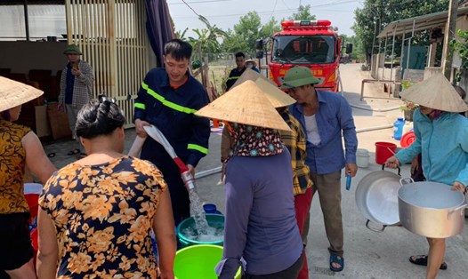Xe chữa cháy chở nước đến cấp nước sinh hoạt cho người dân thị xã Hồng Lĩnh. Ảnh: Hồng Lĩnh.