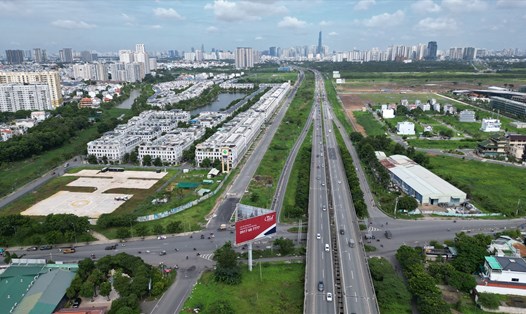 Đường song hành cao tốc TPHCM - Long Thành - Dầu Giây (ngoài cùng bên trái). Ảnh: Hữu Chánh