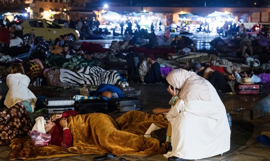Người dân Morocco ngủ ngoài đường sau khi động đất mạnh tấn công lúc nửa đêm. Ảnh: AFP