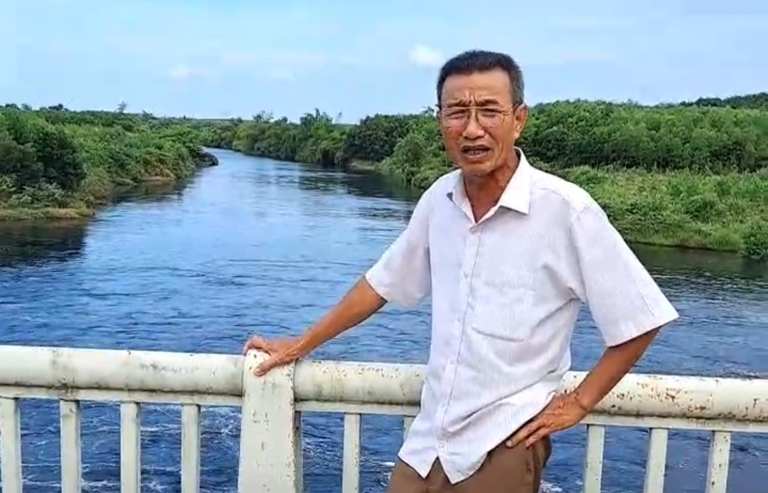 Ông Trần Văn Lưu có mặt tại công trình thủy lợi Sa Lung thời điểm xả nước ra sông, và ghi nhận nước có màu đen, mùi hôi. Ảnh: NVCC.