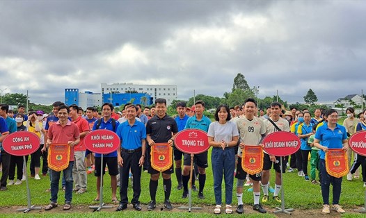 Lãnh đạo UBND TP Cao Lãnh và LĐLĐ TP Cao Lãnh tặng cờ lưu niệm cho các đội. Ảnh: Lưu Hùng