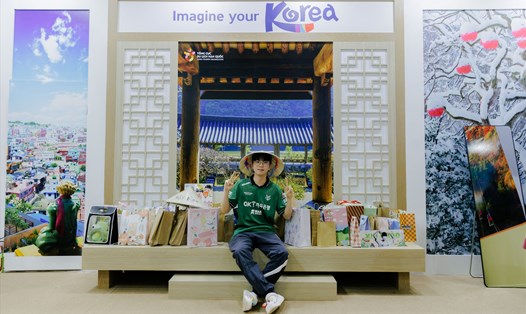 Game thủ liên minh huyền thoại đến từ Hàn Quốc - Morgan hào hứng đội nón lá tại gian hàng KTO Việt Nam. Ảnh: KTO