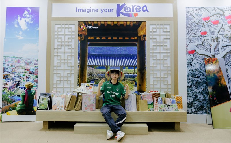 Game thủ liên minh huyền thoại đến từ Hàn Quốc - Morgan hào hứng đội nón lá tại gian hàng KTO Việt Nam. Ảnh: KTO