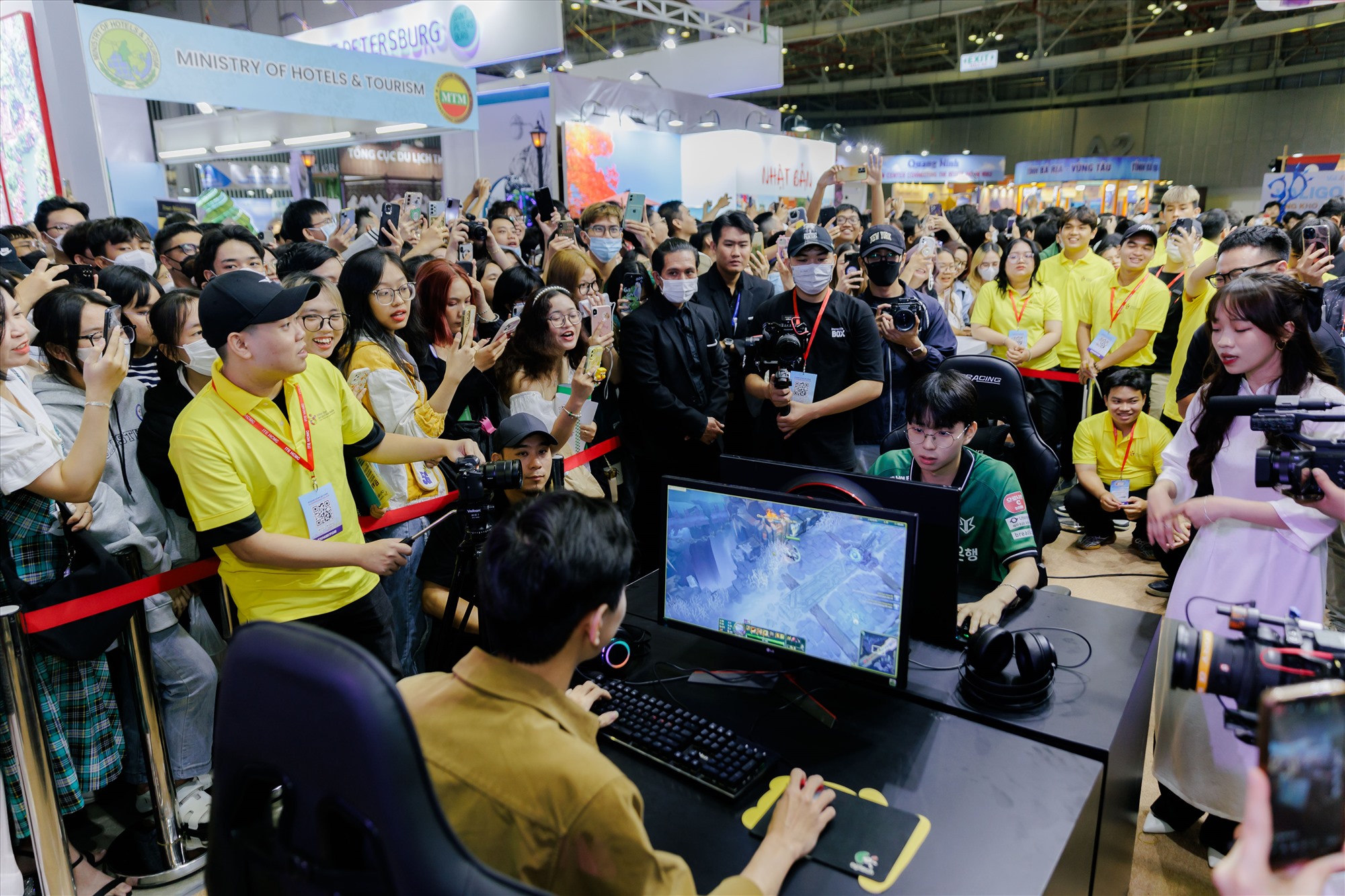 Game thủ Morgan tham gia đối kháng cùng bình luận viên Văn Tùng. Ảnh: KTO
