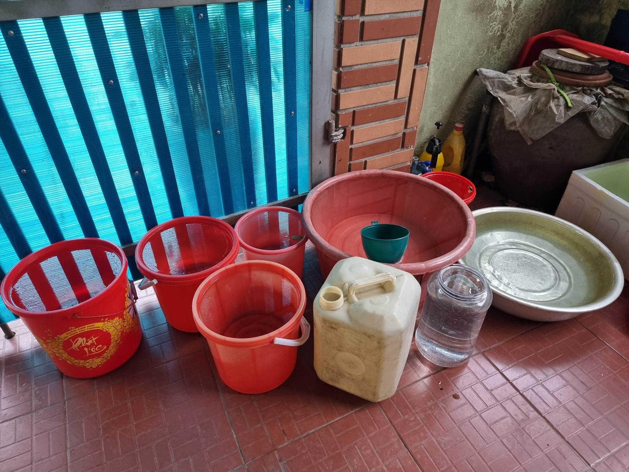 Một hộ dân tại phường Bắc Hồng phải sử dụng các dụng cụ để tích nước. Ảnh: Quang Đại