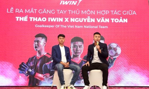 Thủ môn Văn Toản (phải) cùng CEO Thể thao IWIN Nguyễn Thế Quang. Ảnh: Băng Huyền