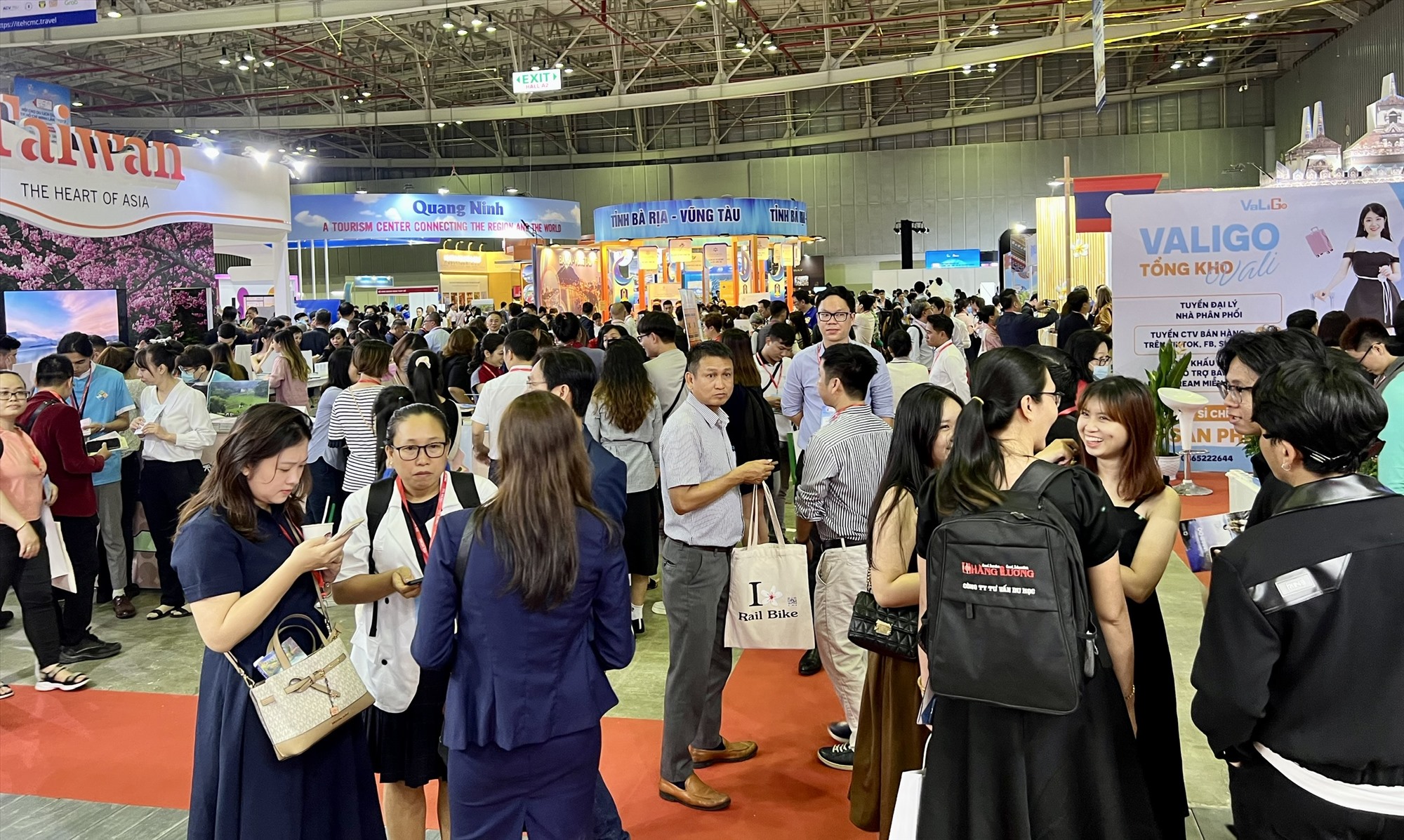 Trong Hội chợ Du lịch Quốc tế ITE 2023 tại Trung tâm Hội chợ và Triển lãm Sài Gòn – SECC (Quận 7) diễn ra không gian trải nghiệm văn hóa, ẩm thực của các nước. Đây là được xem một trong những hoạt động xúc tiến thương mại du lịch nổi bật, mang tới các giải pháp phát triển ngành du lịch Việt Nam bền vững.