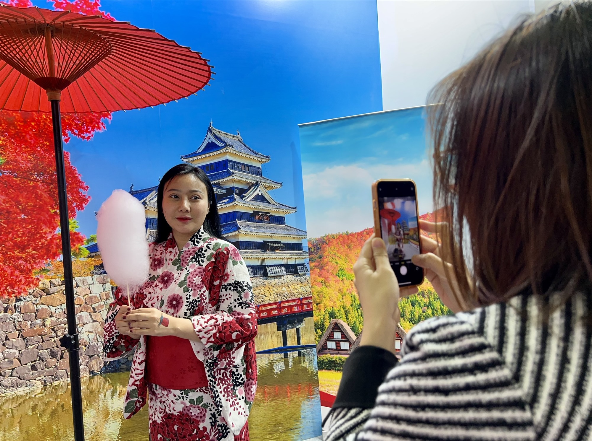 Chị Mai Thị Thu Hồng, du khách đến từ TP Vũng Tàu cho biết, chị rất vui vì đây là lần đầu tham gia Hội chợ ITE 2023. “Hội chợ ITE quy mô và nhộn nhịp hơn tôi nghĩ. Tôi thấy rất hứng thú khi ở đây tôi có thể trải nghiệm nhiều hoạt động văn hóa của các nước, đặc biệt là những địa điểm du lịch mà tôi chưa từng tới”, chị Hồng nói.
