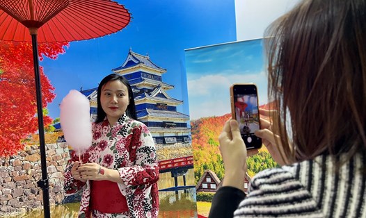 Du khách thích thú trải nghiệm văn hóa Nhật Bản trong Hội chợ ITE 2023. Ảnh: Như Quỳnh