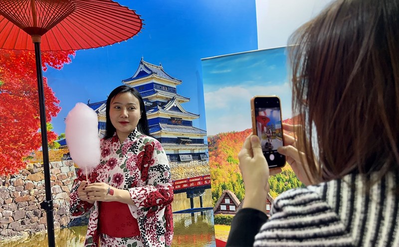 Du khách thích thú trải nghiệm văn hóa Nhật Bản trong Hội chợ ITE 2023. Ảnh: Như Quỳnh