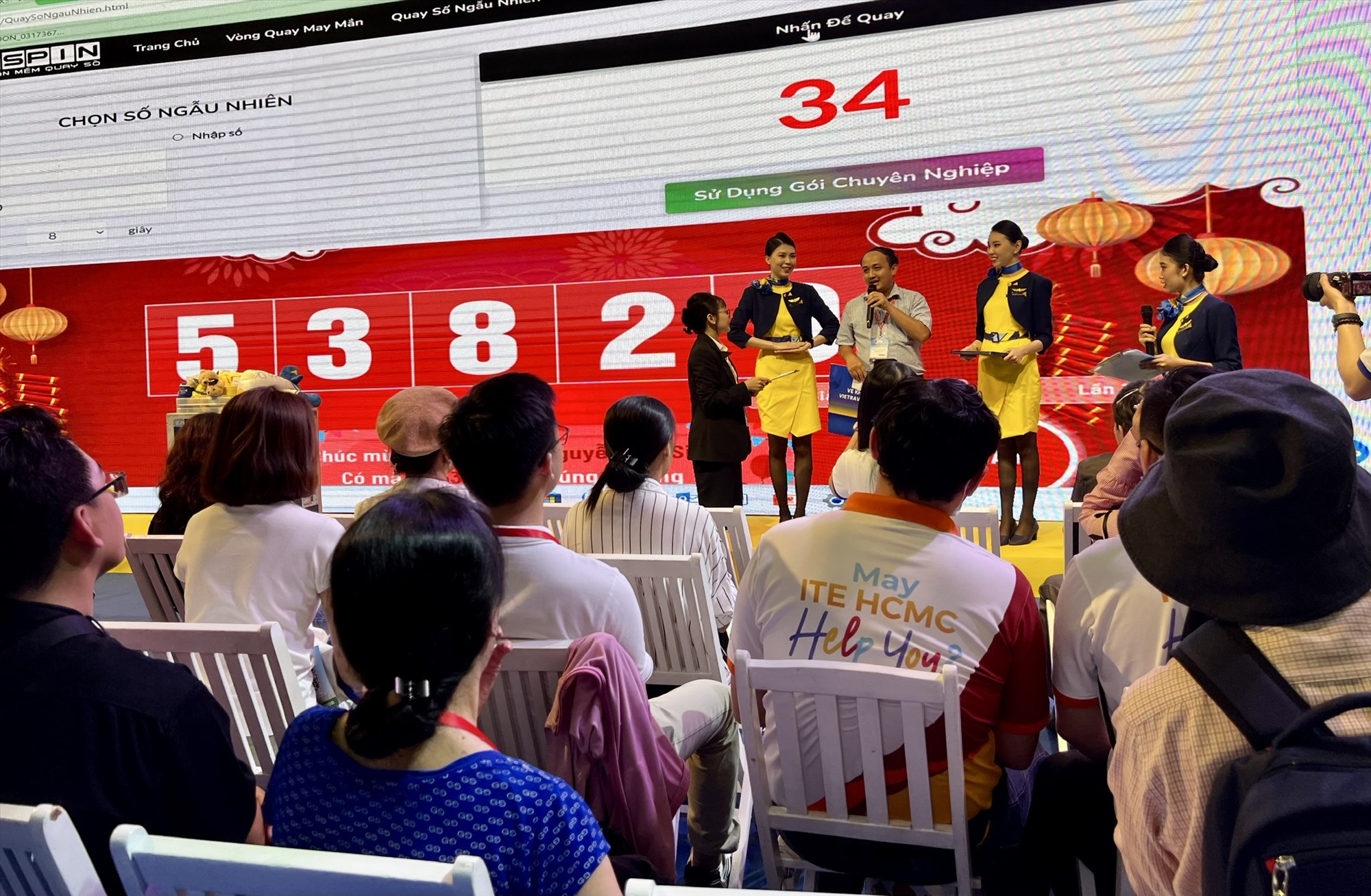 Anh Tiến, du khách đến từ tỉnh Đồng Tháp khá bất ngờ khi nhận được vé máy bay khứ hồi nội địa từ Viettravel. “Đây là năm thứ 2 tôi tham gia Hội chợ này, tôi thấy năm nay hội chợ đông đúc và nhiều hoạt động hơn so với những năm trước. Tôi tham gia mini game và không nghĩ mình sẽ là người may mắn nhận được phần quà đặc biệt này, chắc chắn tôi sẽ dùng nó cho chuyến đi Đà Nẵng sắp tới”, anh Tiến phấn khởi chia sẻ.