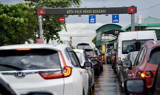 Tình trạng ùn tắc thường xuyên xảy ra ở Bến phà Bình Khánh trong giờ cao điểm, ngày cuối tuần và dịp lễ, Tết. Ảnh: Hữu Chánh