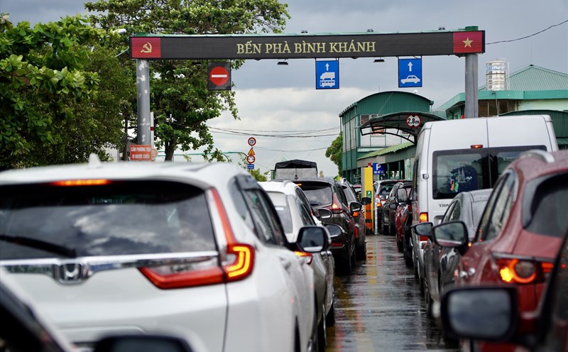 Tình trạng ùn tắc thường xuyên xảy ra ở Bến phà Bình Khánh trong giờ cao điểm, ngày cuối tuần và dịp lễ, Tết. Ảnh: Hữu Chánh