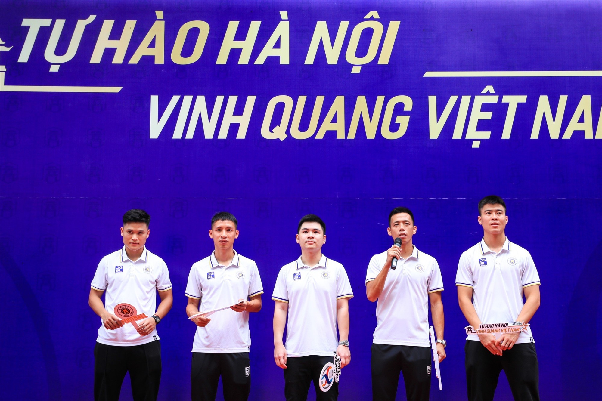 Chủ tịch Hà Nội FC Đỗ Vinh Quang, các cầu thủ Nguyễn Văn Quyết, Đỗ Hùng Dũng, Đỗ Duy Mạnh và Phạm Tuấn Hải tại buổi giao lưu ngày 9.9. Ảnh: Minh Dân