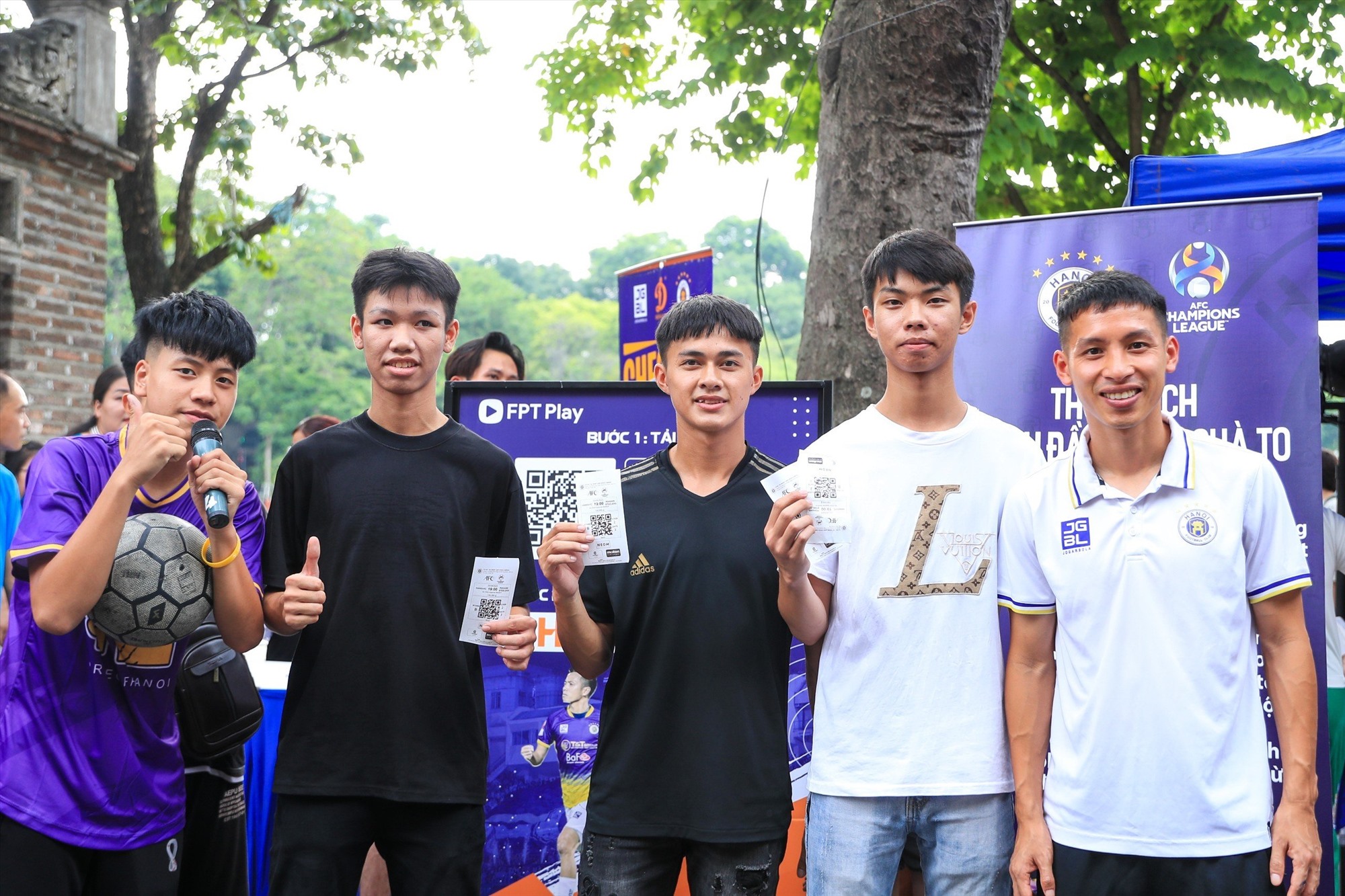 Hình ảnh buổi giao lưu của Hà Nội FC ngày 9.9 tại phố đi bộ Hồ Gươm. Ảnh: Minh Dân