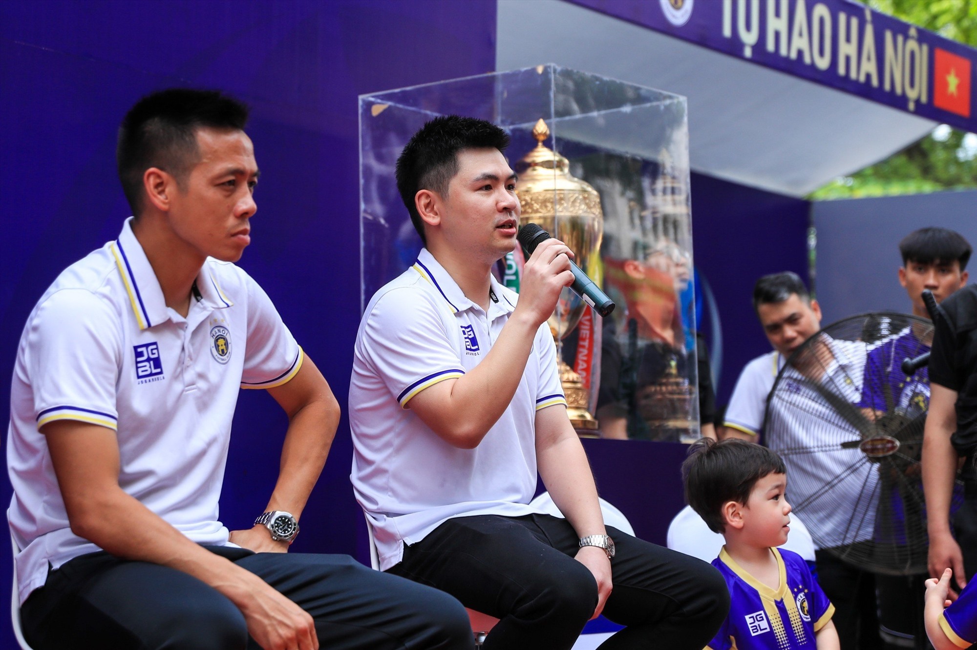 Chủ tịch Đỗ Vinh Quang của Hà Nội FC chia sẻ với khán giải tại buổi giao lưu ngày 9.9. Ảnh: Minh Dân