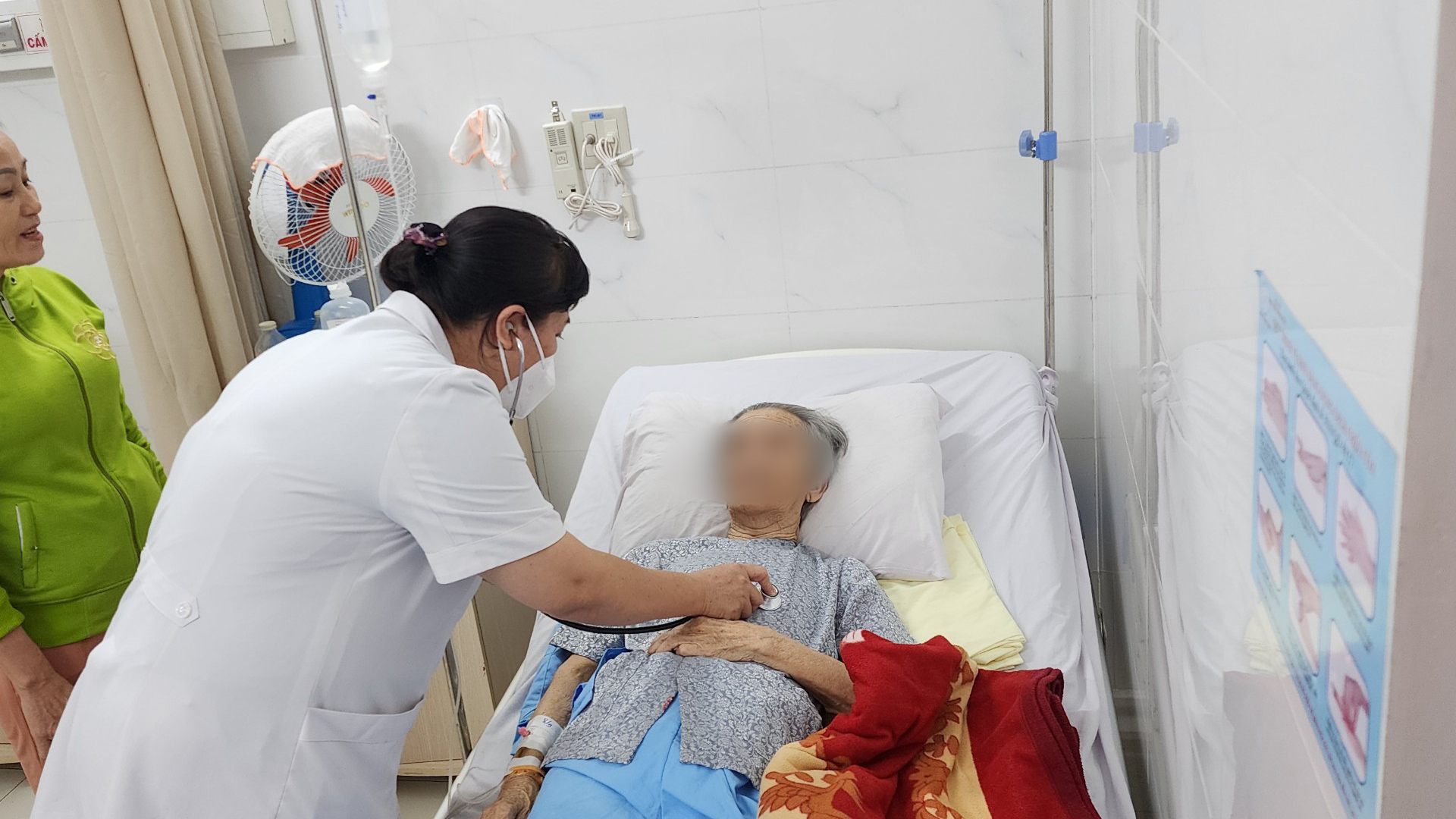 Bệnh nhân bị virus herpes được điều trị. Ảnh: HƯƠNG SƠN 