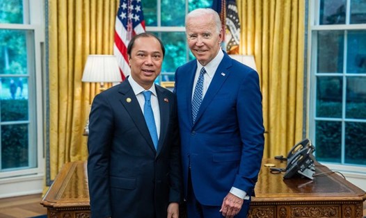 Đại sứ Việt Nam tại Mỹ Nguyễn Quốc Dũng tới chào Tổng thống Joe Biden trong khuôn khổ sự kiện Tổng thống Mỹ tiếp các Đại sứ mới nhận nhiệm vụ tháng 6.2022. Ảnh: Báo Quốc tế