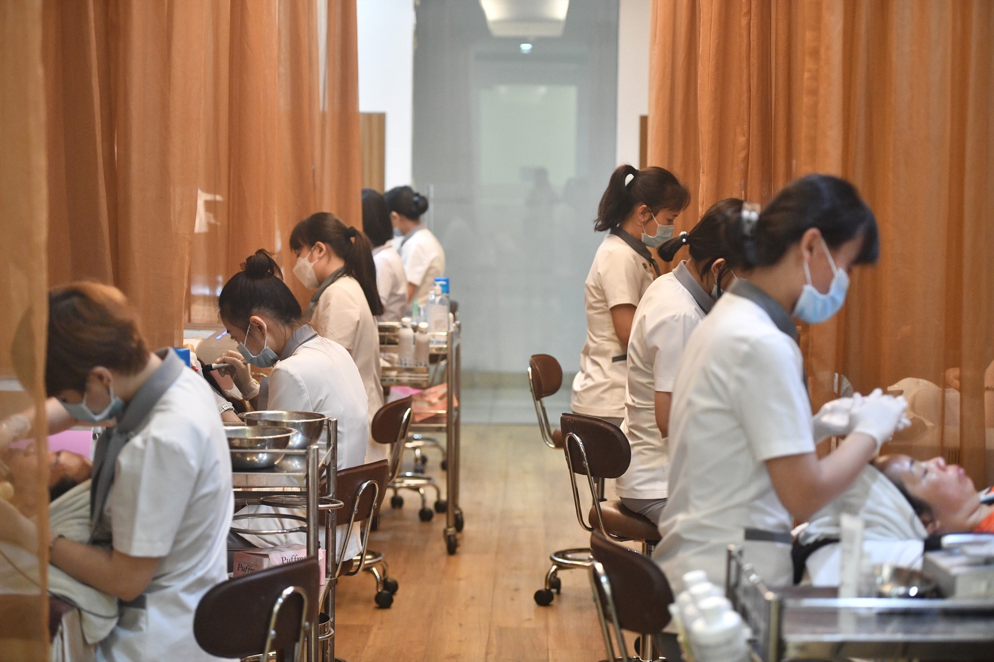 Khoa Thẩm mỹ da - Bệnh viện Da liễu TPHCM tiếp nhận rất nhiều lượt khách hàng trong và ngoài nước đến làm đẹp. Ảnh: BVCC